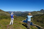 29 Vista sui Laghi Gemelli e verso il Pizzo del Becco